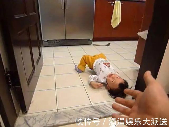 超市|嫌玩具太贵，宝爸超市倒地撒泼打滚，儿子我不要了还不行吗