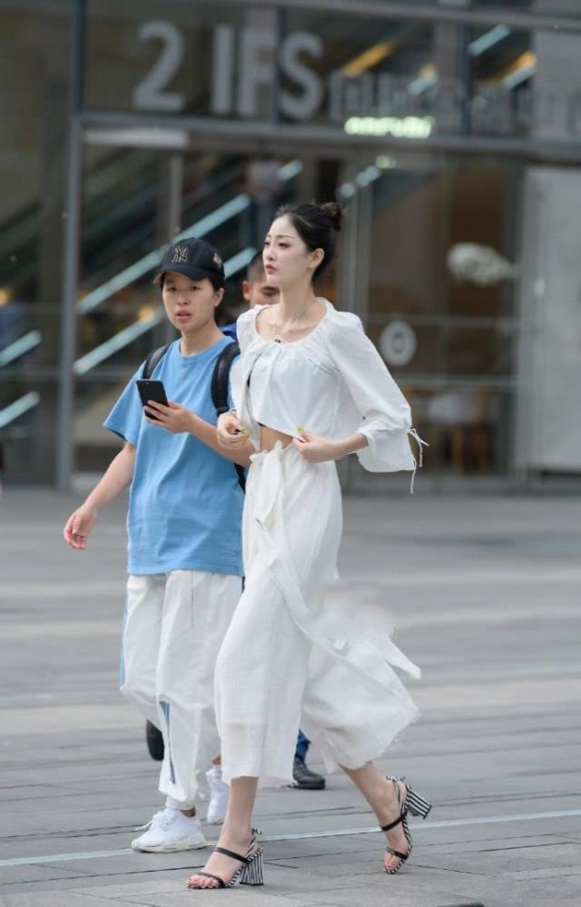 小姐姐|街拍可爱的小美女,白色T恤+牛仔短裙,小姐姐腿型很好看