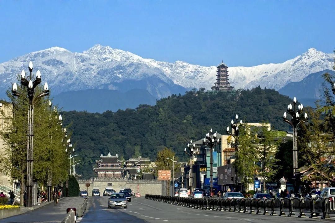 都江堰，住在雪山脚下的美好