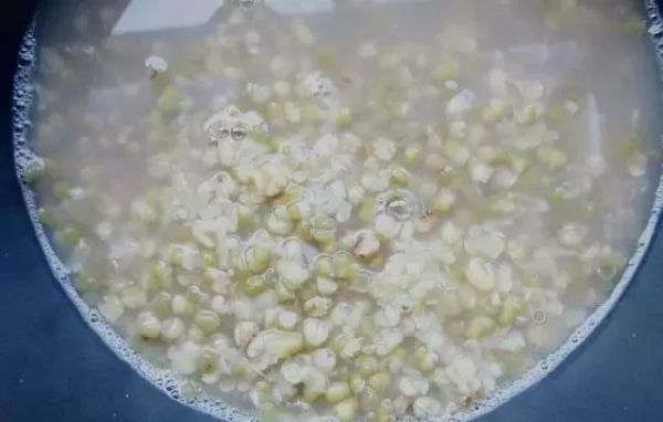 绿豆粥|绿豆和“它”天生一对,早晚喝一点,排出黑宿便,助你瘦出小蛮腰