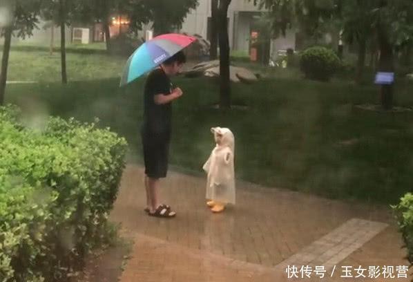 大雨|“不省心奶爸”带娃一起淋雨火了,奶奶拎着扫把还有3秒到达现场