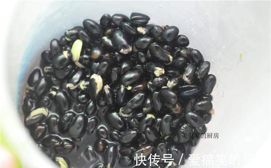 黑豆糕|夏天湿气重，补药一堆，不如吃它一块，清爽粉糯，凉吃更带劲！