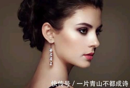 卸妆|提醒女性:40岁后是保养黄金期,每天睡前坚持“2不3要”,更健康