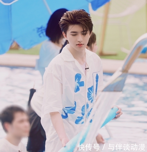 美猴王 《奔跑吧》路透,蔡徐坤在海边奔跑,热评:好像在cos美猴王!