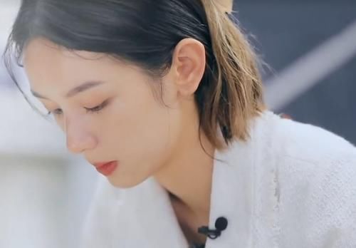 特色菜|周也出汗導(dǎo)致頭發(fā)粘臉上，自創(chuàng)新造型成焦點(diǎn)，只有素顏美人才能駕馭