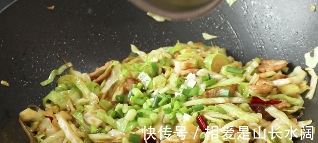 瘦肉|包菜炒粉条的家常做法，学会一个小技巧，不粘锅味道还特别香