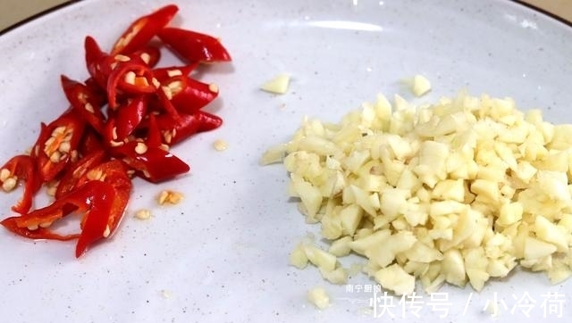 香茄子|炒茄子时,下锅前多做这一步,茄子不吸油还特别下饭,拿肉都不换