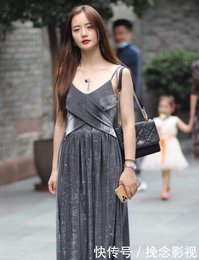 连衣裙的打扮显出典雅气质,穿出不同的感觉