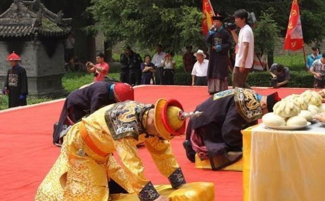非议|乾隆七世孙身穿皇帝龙袍祭祖，引起非议！现实中居然是这样？