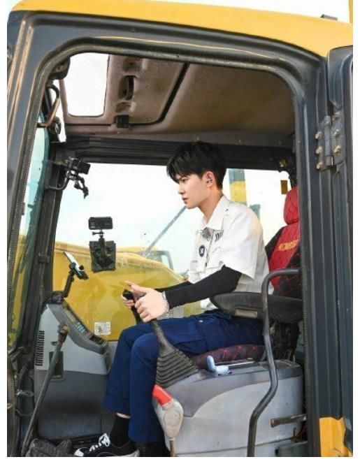 跑男全员开挖掘机路透出炉!Baby呆萌,白鹿专业,林一氛围感绝了