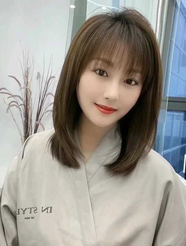 女人30岁别烫羊毛卷，太老气，有这10几款就够了