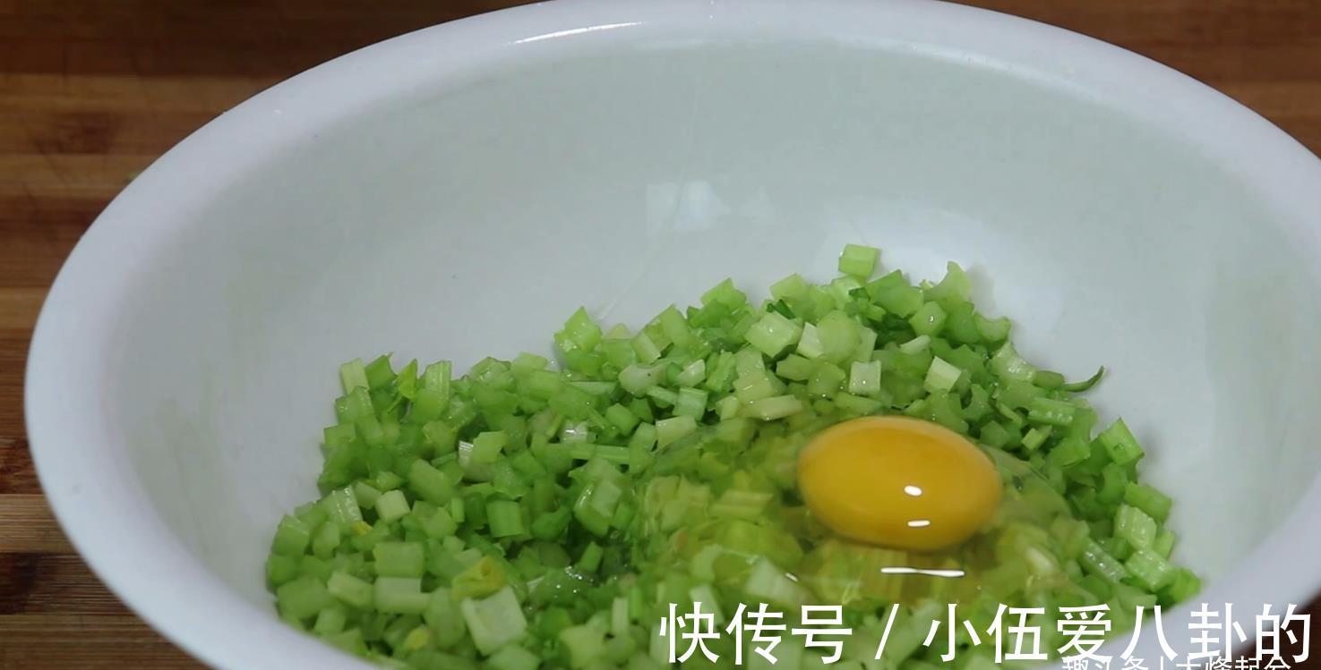 碎丁|芹菜不要炒着吃,打2个鸡蛋,6分钟出锅,轻松解决全家人早餐