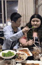 |幽默笑话：朋友买了条假金项链，天天戴着上班，有一次下夜班……