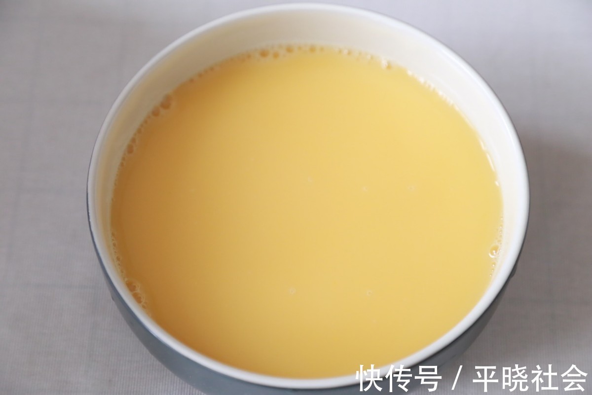 味道|鸡蛋羹吃腻了,换一种新鲜的吃法,加入海鲜,味道鲜美又嫩滑