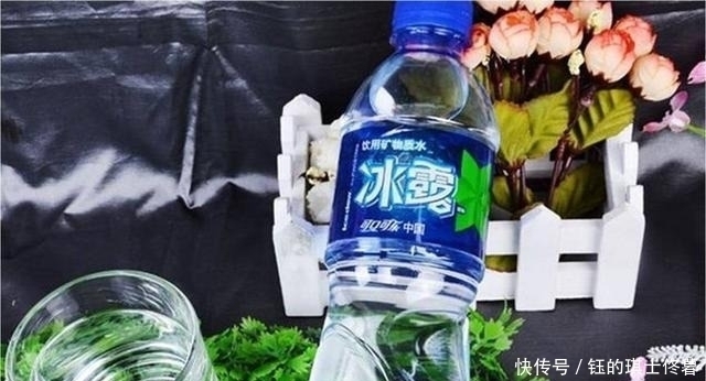 高价水|可口可乐旗下最寒酸的子品牌,瓶子一捏就软,从始至终只卖1元