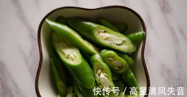 板栗营养丰富，和鸡肉搭配，鲜美又下饭！