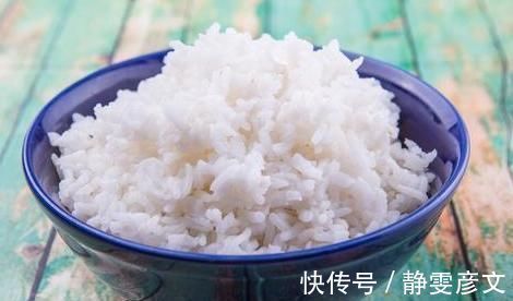 蒸米饭时,只放清水是外行,多加2样,米饭粒粒分明,香喷喷的