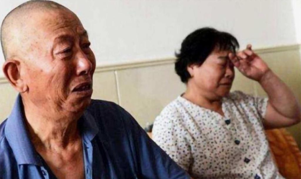 外孙|“新型啃老”正在啃掉父母的棺材本,父母毫无察觉,反夸孩子孝顺