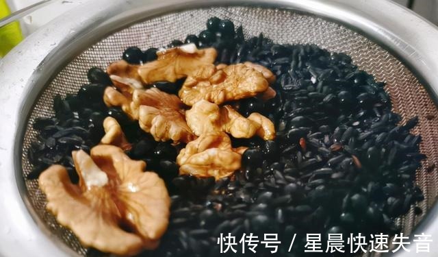核桃|黑豆配黑米，滋补又养护，加了核桃更完美！