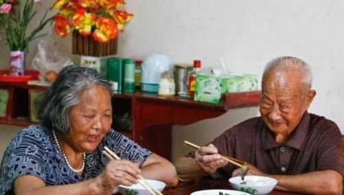 热水泡脚|过了70岁,想要健康,4个“养生”误区,尽量早避开