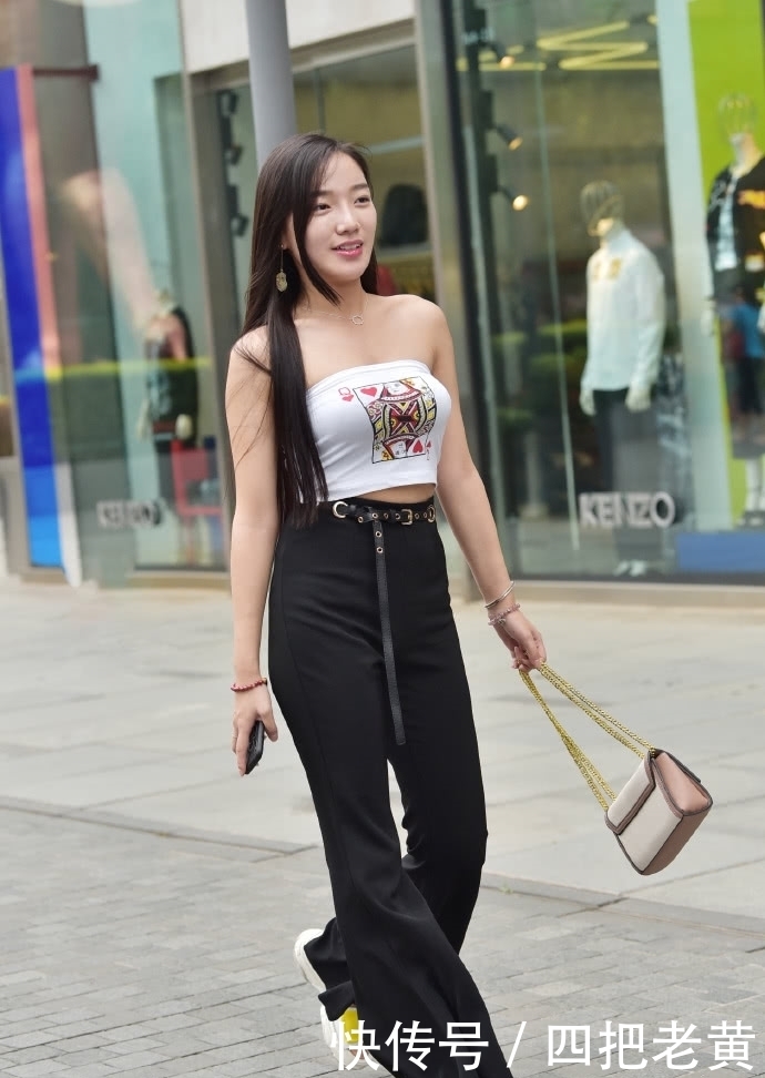 扑克中|小姐姐白色抹胸装有一个Q图案,这个Q带出了她迷人的身段!