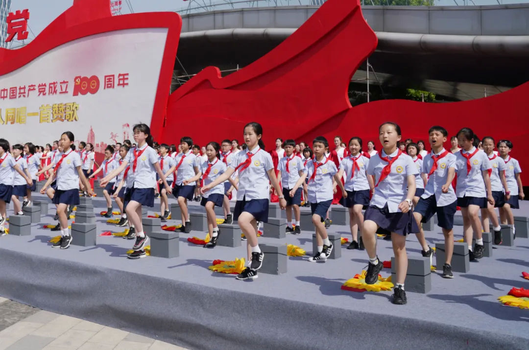 凤凰湖畔，同唱一首赞歌！