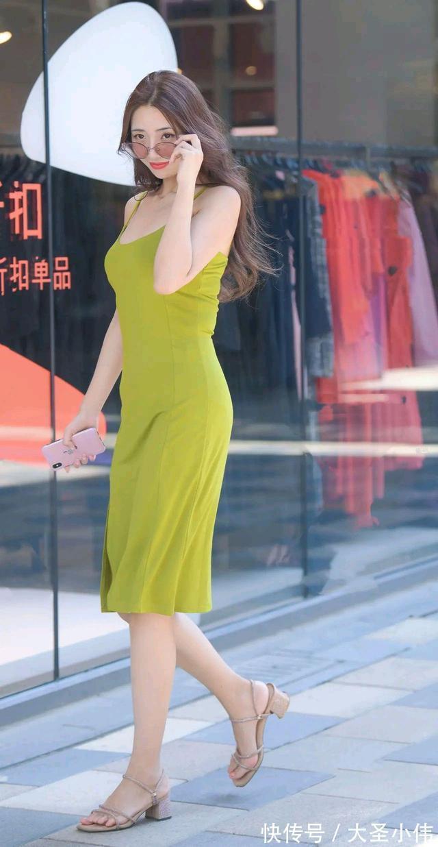 发型|美女街拍:波浪卷披肩长发,搭配青柠色吊带连衣裙,气质轻熟优雅妩媚