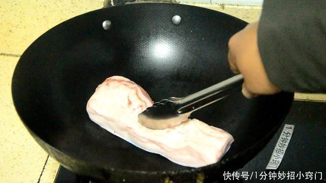 猪毛不用火烤，不用镊子拔，大厨教我一招，一根猪毛也看不见