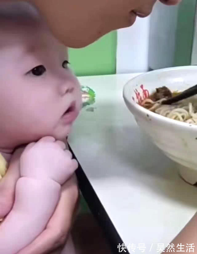 爸爸|爸爸为吃独食,对宝宝用“锁喉功”,宝宝之后的表现让妈妈笑喷