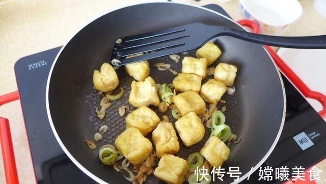 好吃|豆腐加这菜清香无比，再来点肉，好吃到上桌秒光！只长劲不长胖