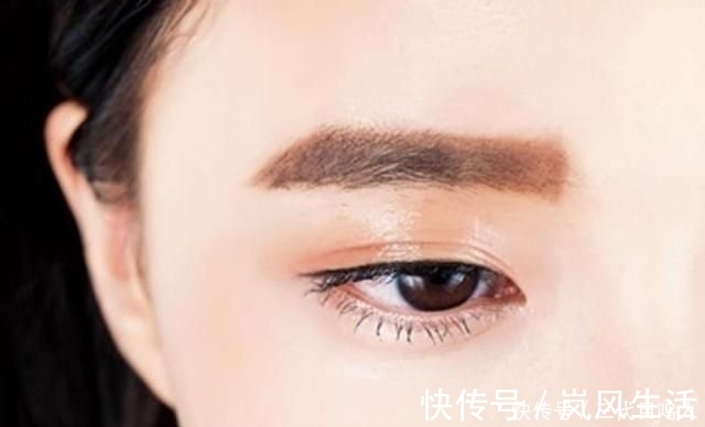 裸妆|不管奔几的女人,化妆都别犯这3个错误,廉价显老又自带俗气感!