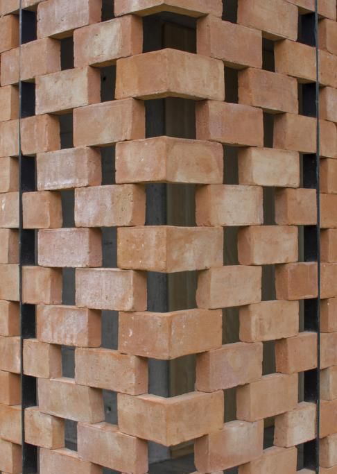 step|同样是砌红砖墙,国外不用水泥,细钢管串成一块模板,省一半工期