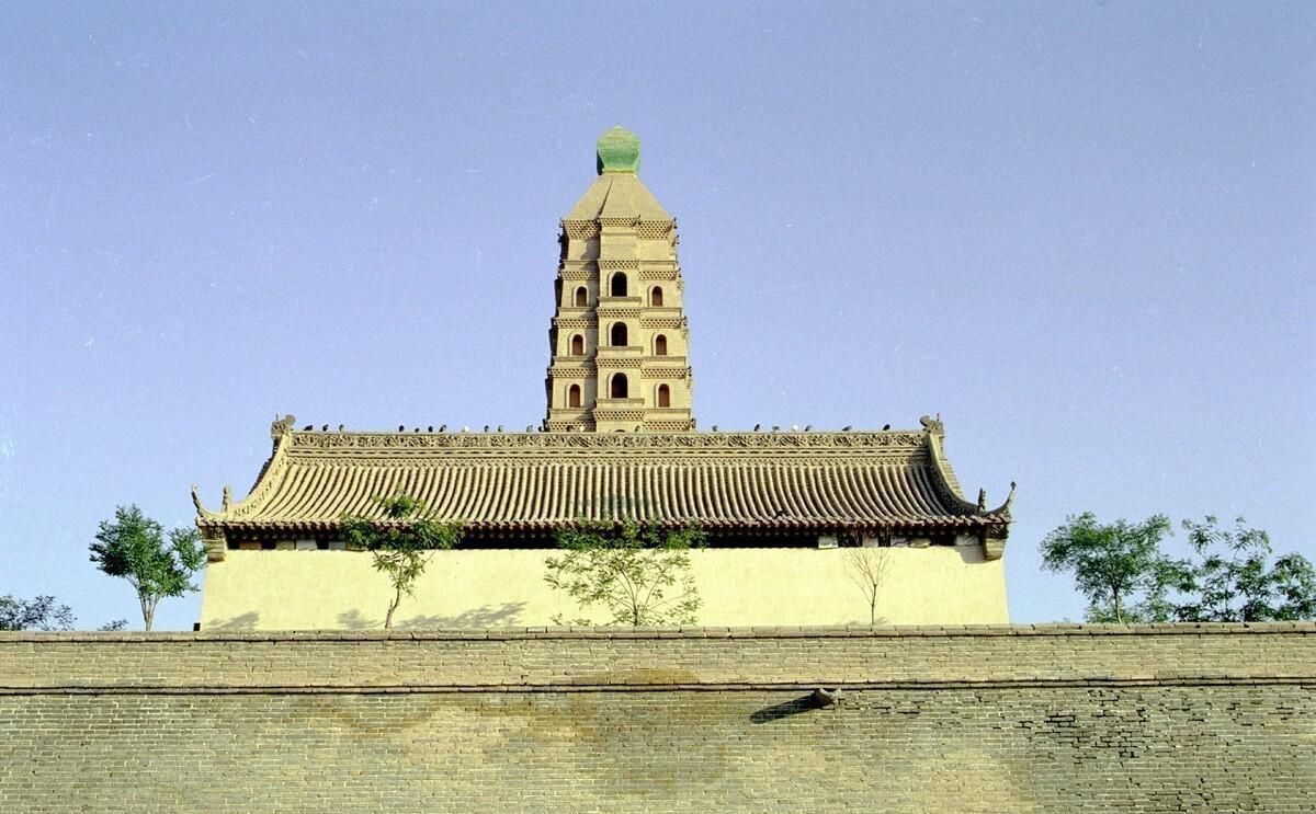 承天寺|繁茂的绿林中，几十米高的古塔突兀立起承天寺塔 梵音古刹钟声远