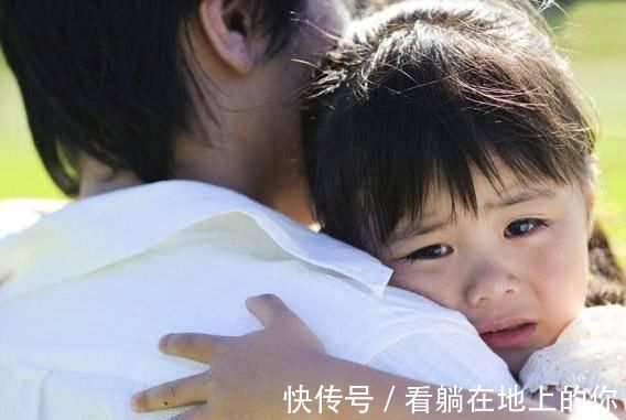 吃醋|看到妈妈坐在爸爸腿上,1岁女儿这吃醋的模样,让爸妈哭笑不得