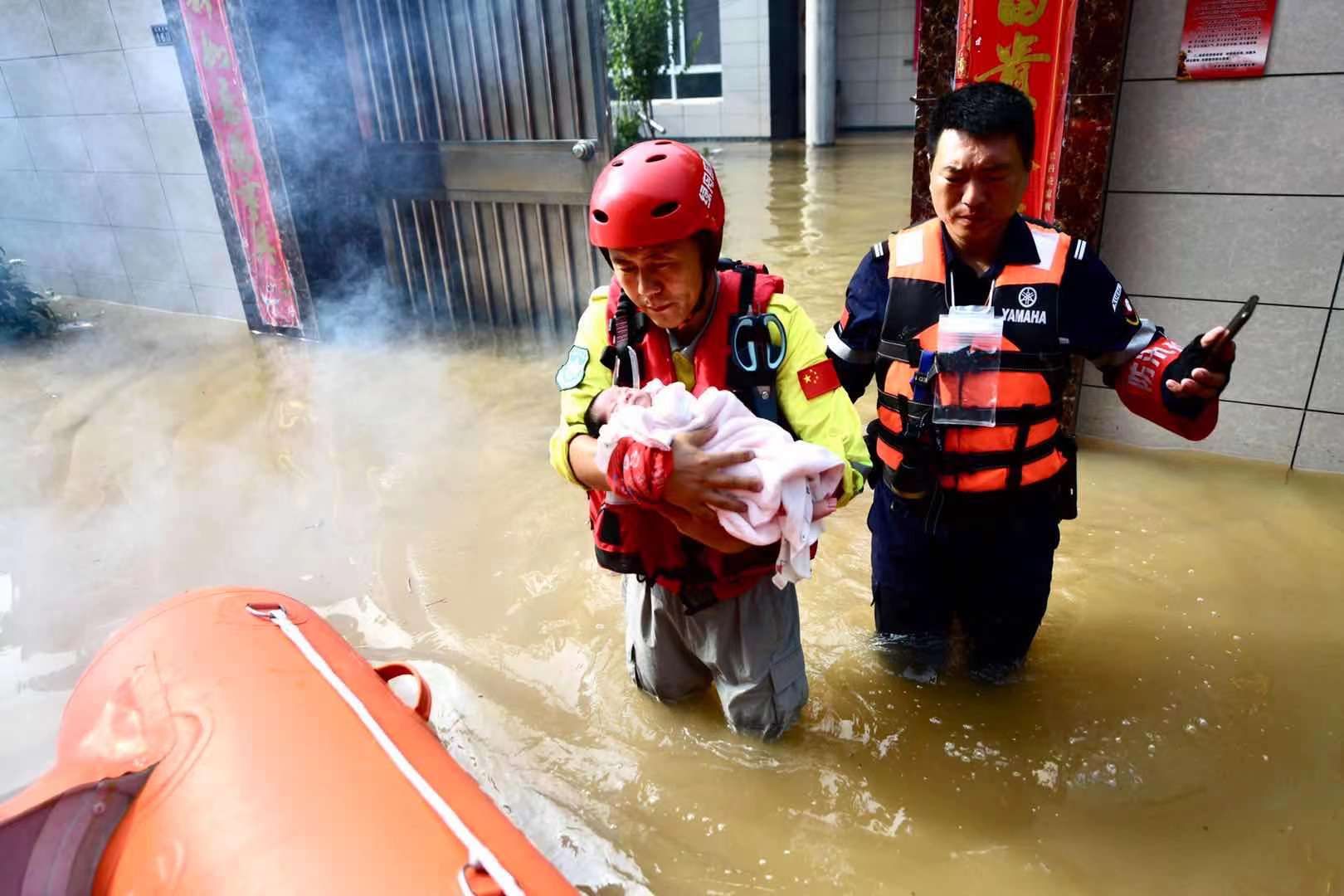 本端记者参战，亲历争分夺秒新乡水上生死营救|我在现场 | 参战