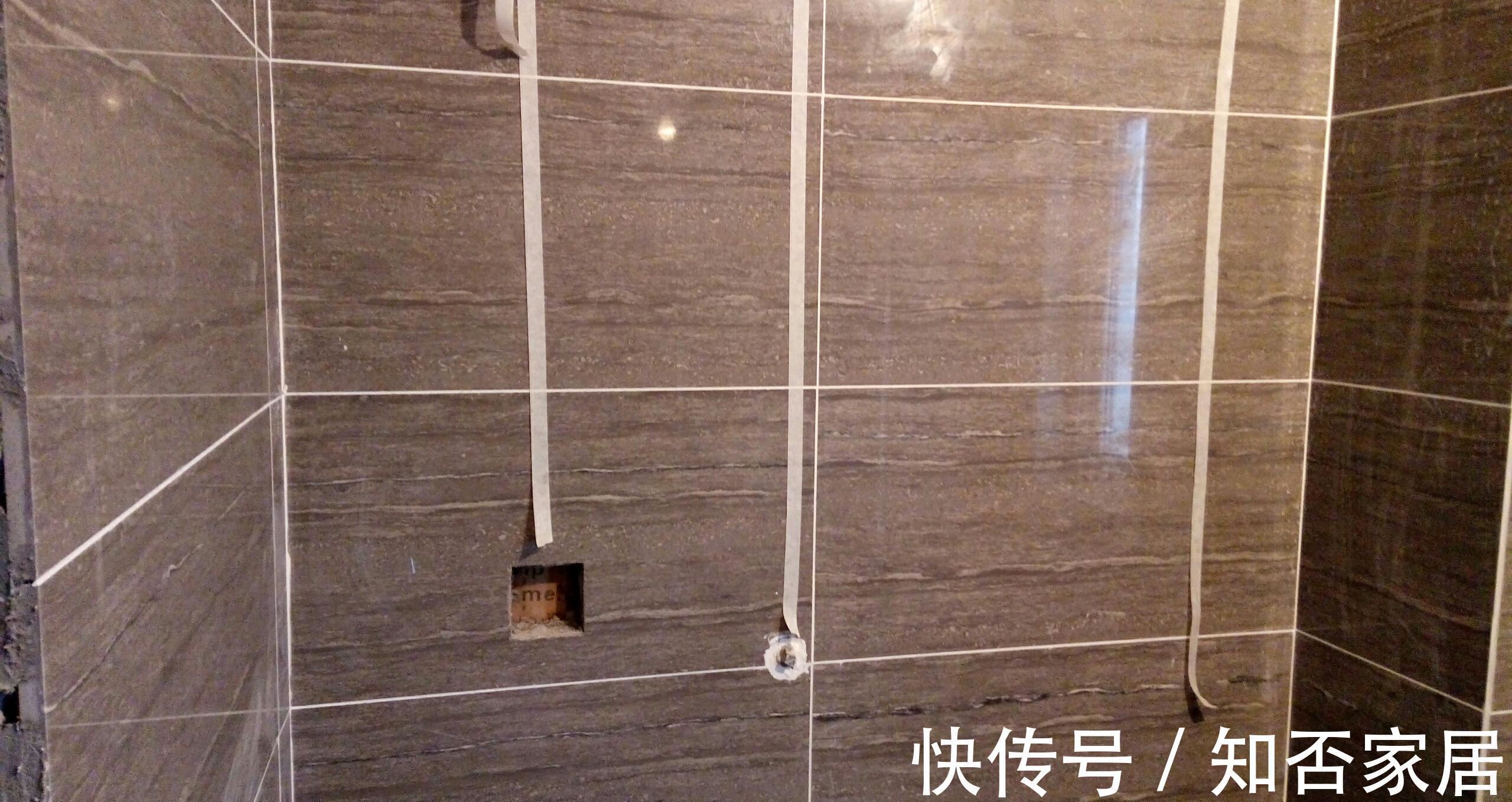 瓷砖|入住不到一年，墙砖哗哗往下掉，维修工人：施工时关键步骤忘了做