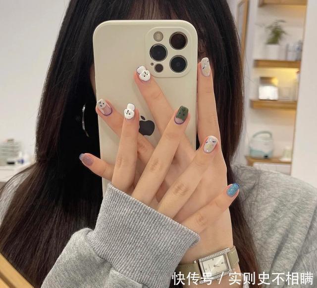 小仙女们 过年美甲可不能输!这几款美甲精致时髦还显手白,照着做就行!