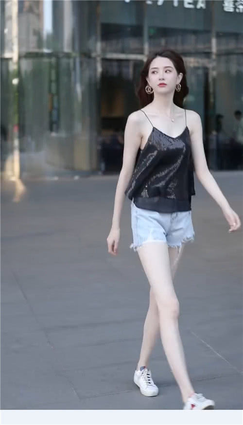 无痕裤|街拍妹子这么清凉简单的小吊带,真担心带子断了啊