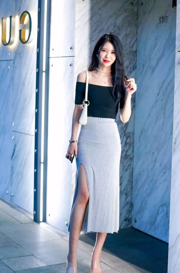 衬衫|小姐姐穿黑色一字肩衬衫,配上一双高跟鞋,高雅迷人