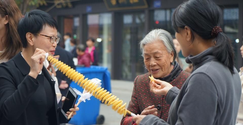 香 爱|中国传统小吃 闻起来臭、吃起来香 爱之者排队，不知者掩面而逃