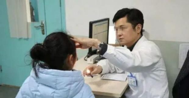 女儿错把502当眼药水,宝妈紧急处理挽救了娃,医生称赞:高明