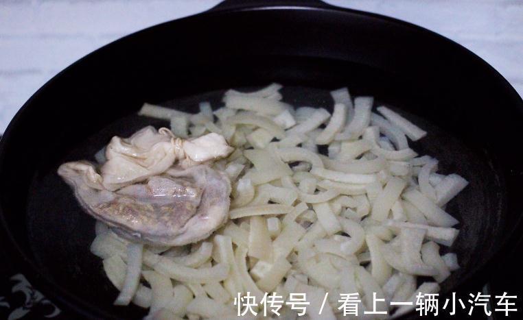 猪皮冻最忌直接煮,难怪不好吃!做好2个关键,爽滑透亮,特别香