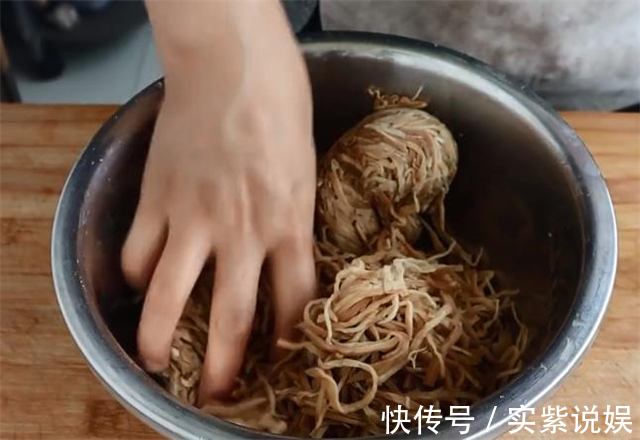 下饭|腌好的荠菜疙瘩教你怎么吃，酱香浓郁，开胃又下饭，做法超简单