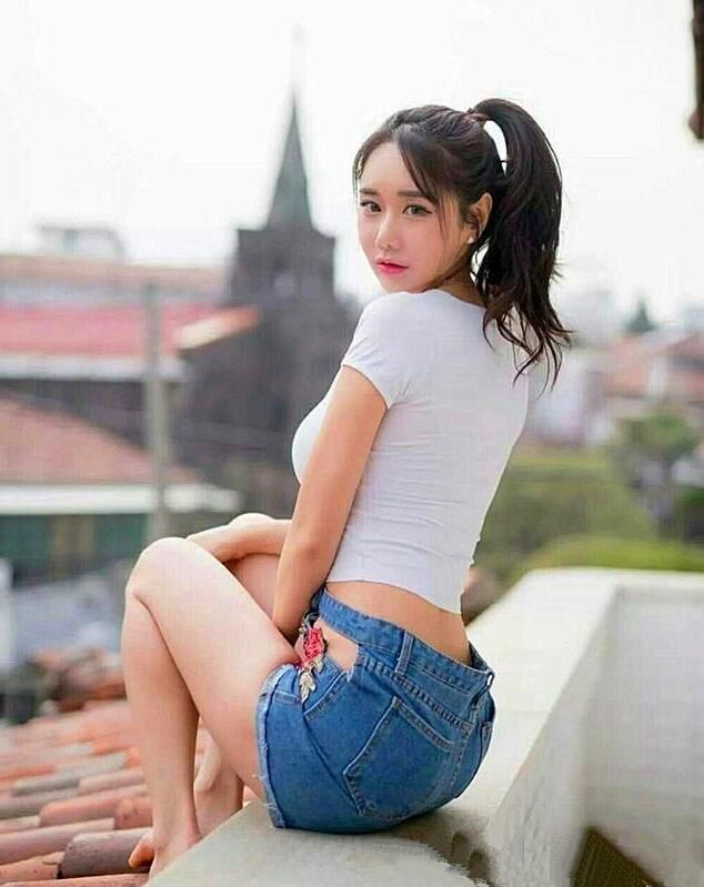 小蛮腰|路人街拍,穿牛仔裤逛街的姑娘还是很多的,看看有没有你喜欢的