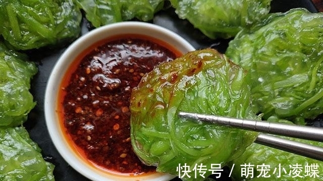 小饼|这食材最近吃得多,2元一斤,切丝团成小饼蒸一锅,蘸料吃真不错