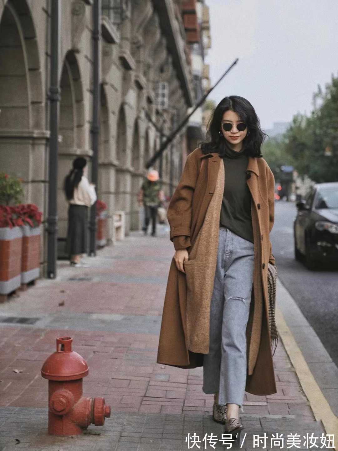 大衣|“驼色大衣”已经烂大街?学时尚博主的高级配色,穿出高雅大牌范