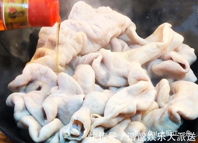 清洗大肠，有人加盐有人用碱大厨都不对，难怪大肠洗不净