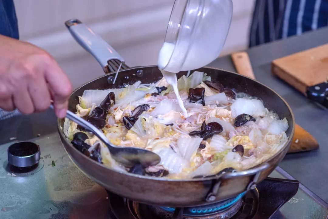 鲜香|白菜吃出海鲜味!鲜香过瘾,汤底都被抢来拌饭!