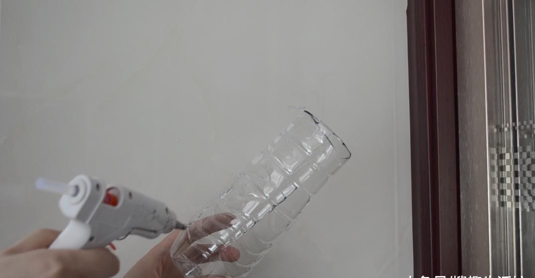 用处|喝完的塑料瓶不要扔, 剪几刀, 放在家里有大用处, 人人见了都夸好