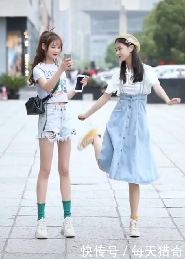 街拍同样漂亮又有趣的两个妹子，这道选择题好难啊